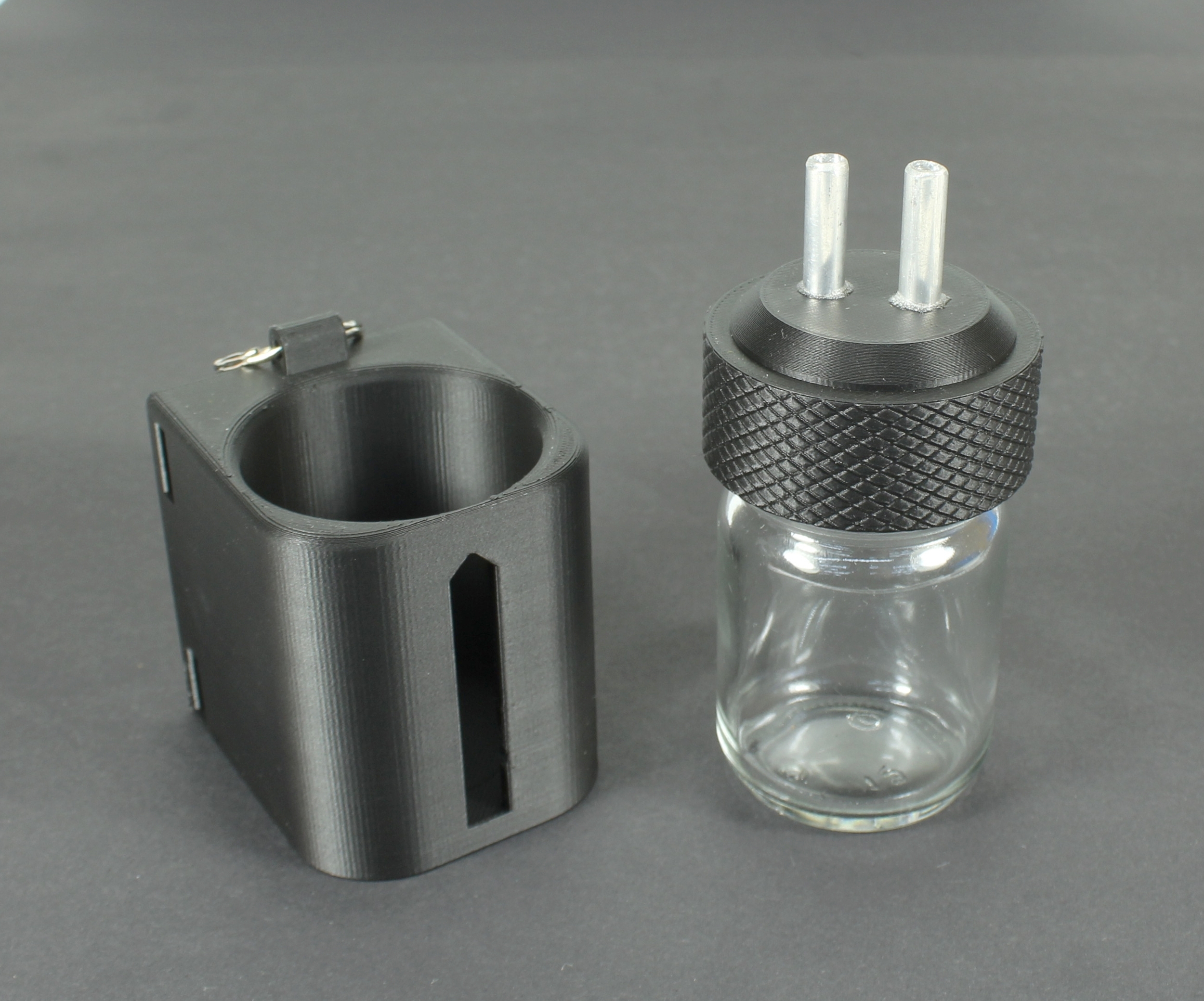 50 ml Aroma-Flasche mit Halter 2 x 6mm Schlauchanschluss Gasmasken DIY Aroma Anlage Gasmaske