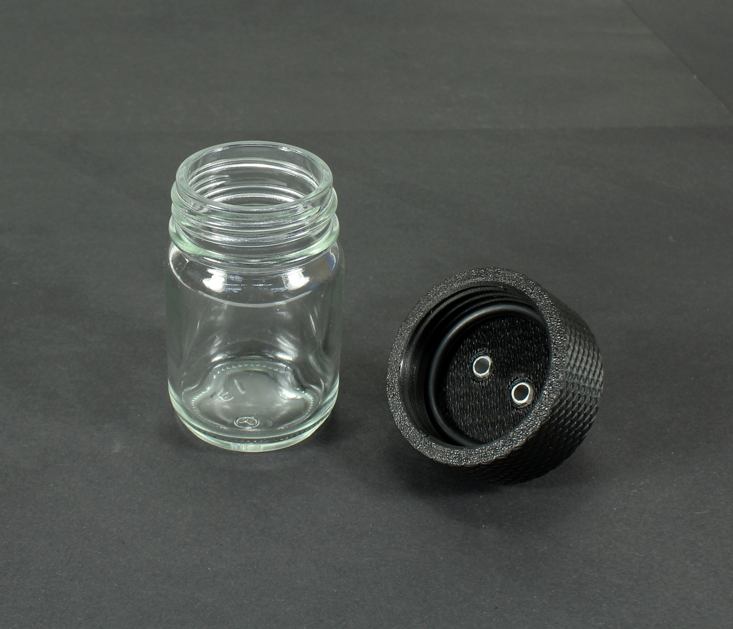 Aroma Flasche 50ml für z.B. Gasmasken S10 FM12 GP5 Gasmask Adapter mit 2x6mm Alu Rohr